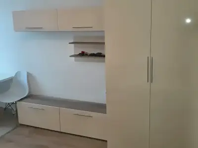 Garsoniera de inchiriat Sector 4 Bucuresti living cu birou
